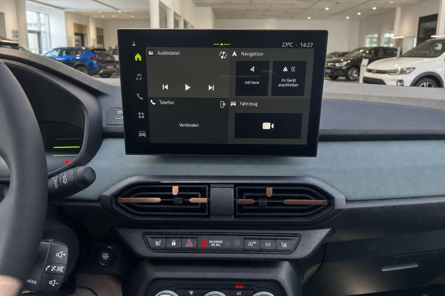 Zentrales Touchscreen-Display im Fahrzeug-Cockpit mit Navigationssystem