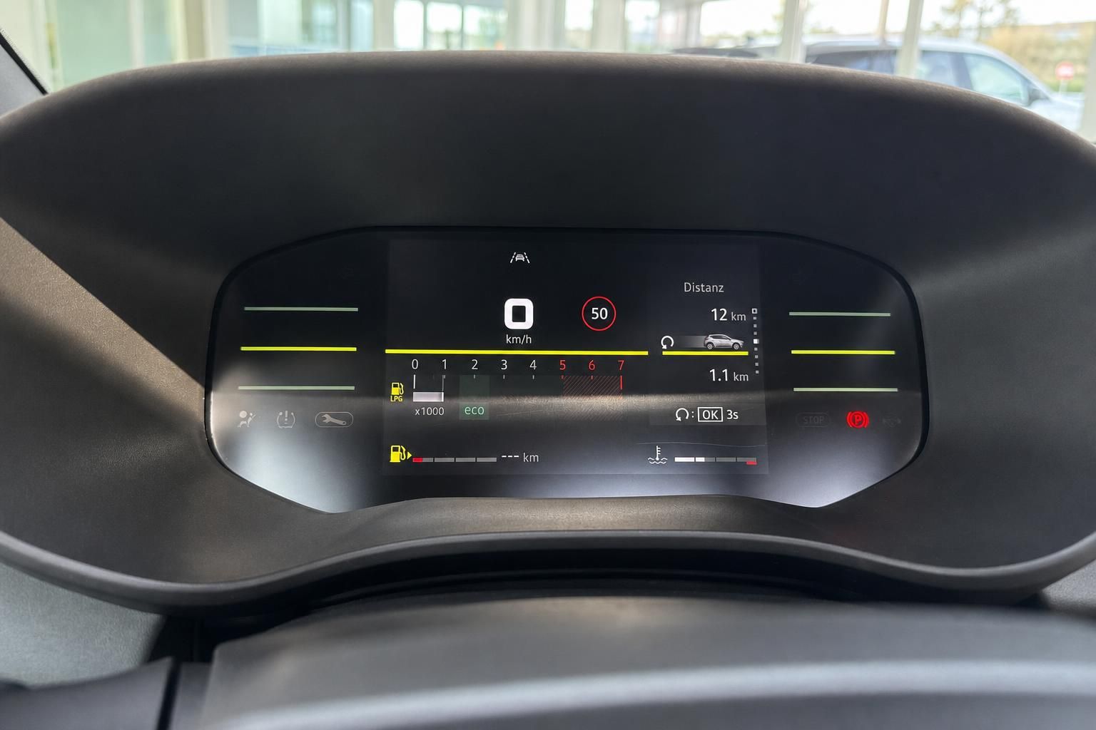 Digitales Armaturenbrett eines modernen Fahrzeugs mit Geschwindigkeitsanzeige und Navigationsinformationen