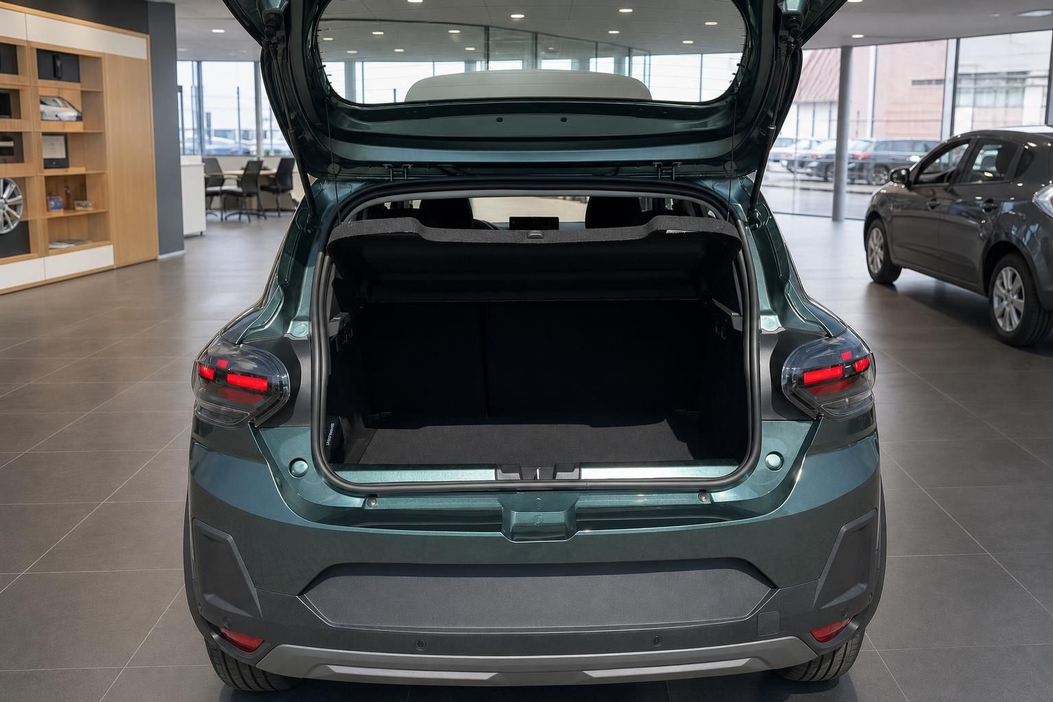 Kofferraum eines SUV oder Kombis mit geöffneter Heckklappe in Autohaus-Showroom