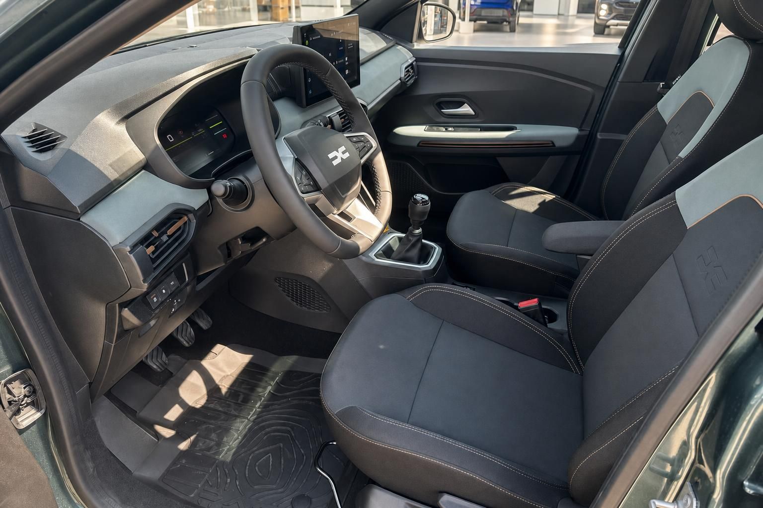 Dacia Innenraum - Cockpit mit Lenkrad, Schaltknauf und Sitzbezügen