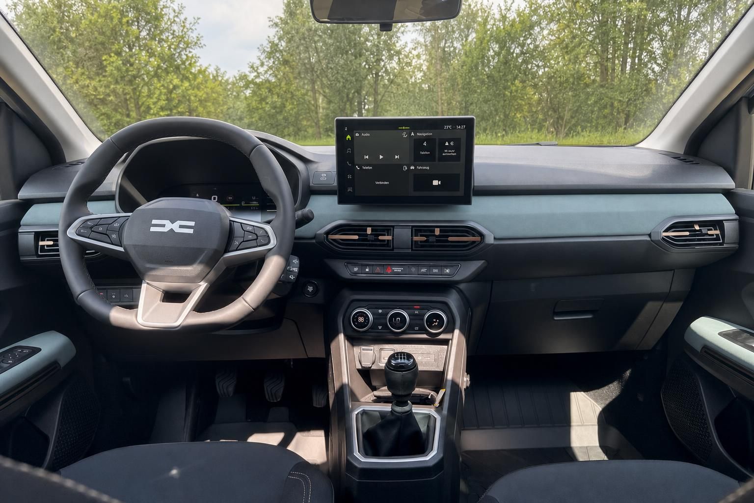 Dacia Armaturenbrett - Lenkrad, Touchscreen Display und Mittelkonsole