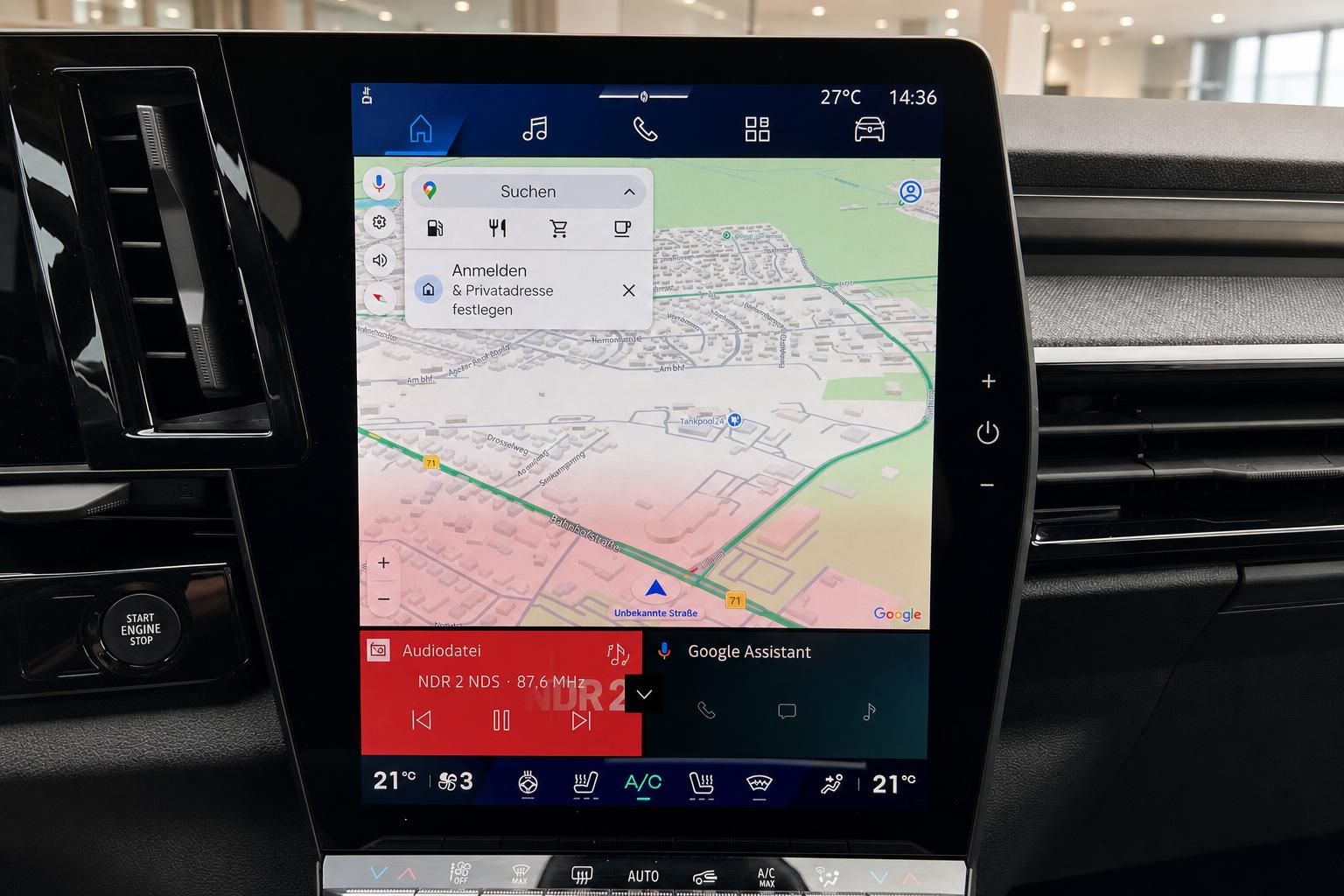 Renault Touchscreen Infotainment-System mit Google Maps Navigation und Klimasteuerung