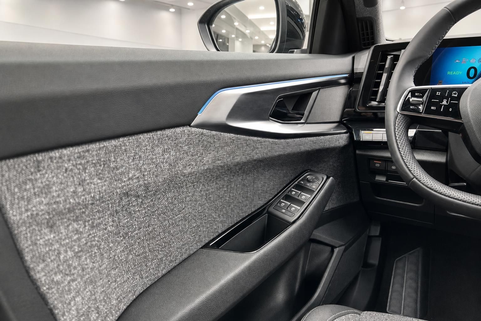Fahrzeug Innenraum Fahrertür mit Fensterheber, Türverkleidung und Lenkrad – modernes Elektroauto Cockpit