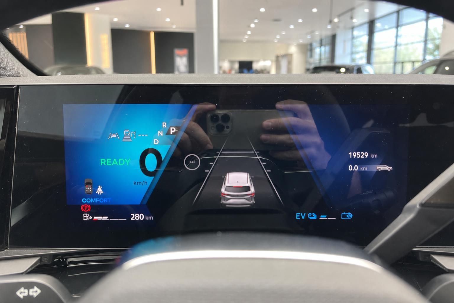 Renault digitales Kombiinstrument mit Reichweitenanzeige 280 km und Fahrerassistenzsystem