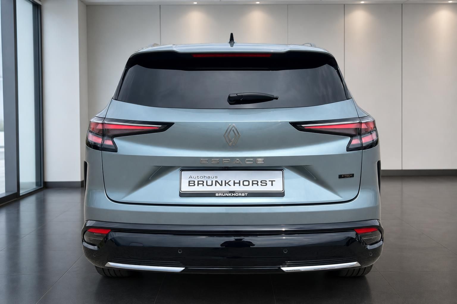 Renault Espace E-Tech Heckansicht in Hellblau – LED-Rückleuchten und Espace-Schriftzug