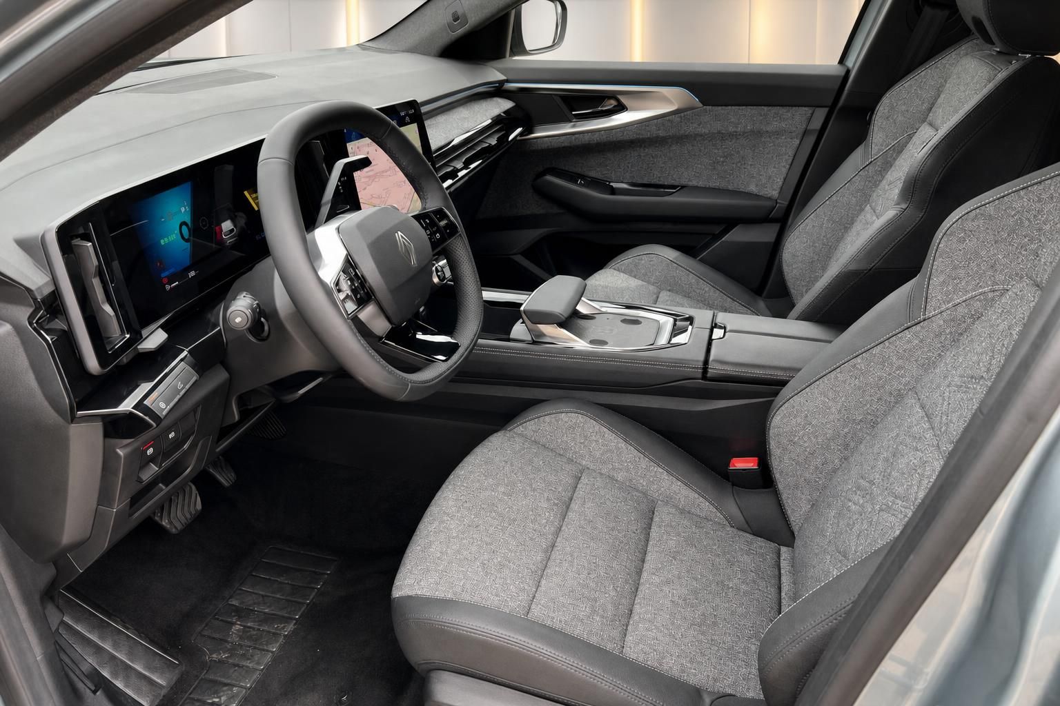 Renault Espace Innenraum mit Lenkrad, Cockpit und grauen Stoffsitzen – moderne Ausstattung