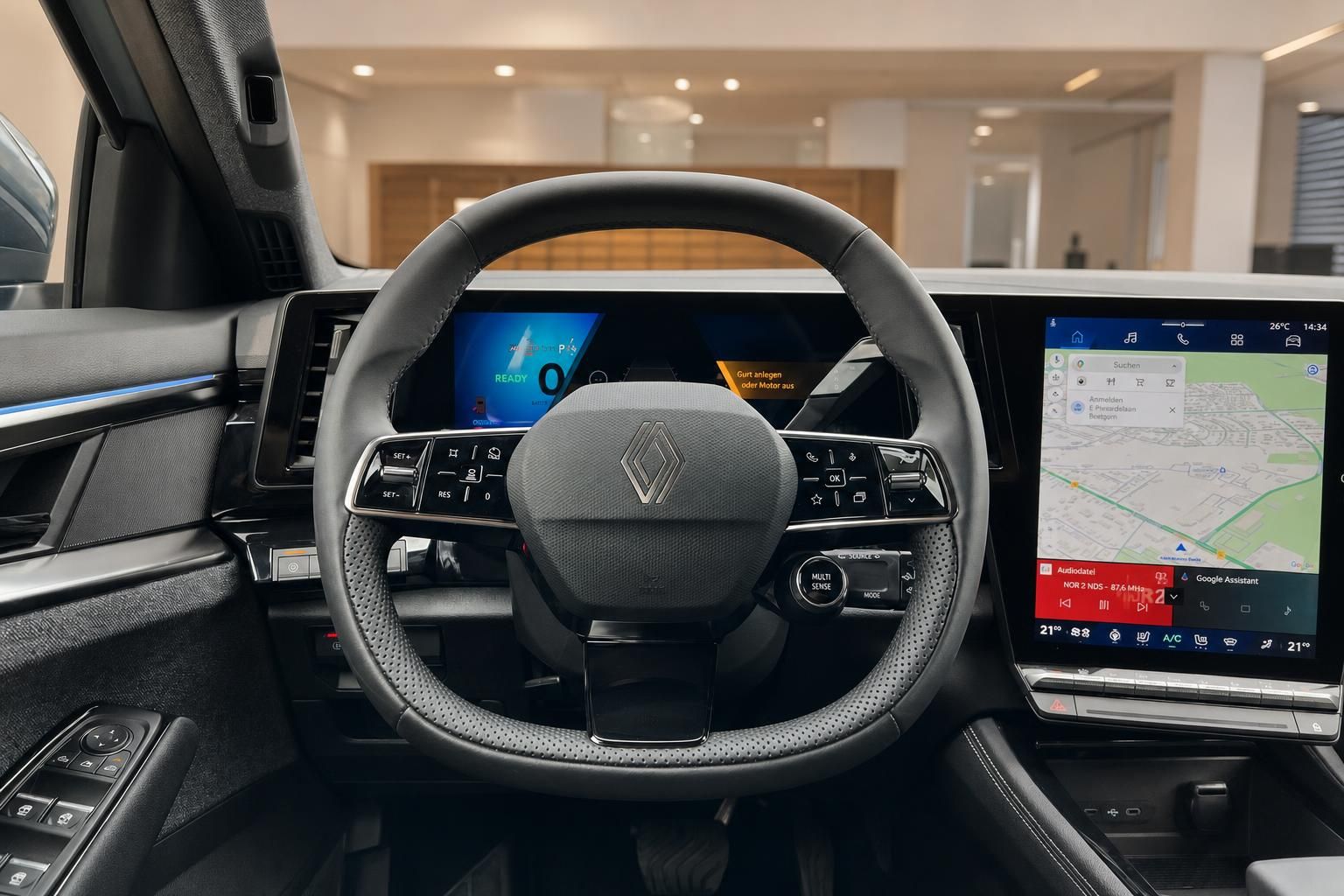 Renault Innenraum Cockpit mit Lenkrad und digitalem Kombiinstrument sowie Infotainment-Display
