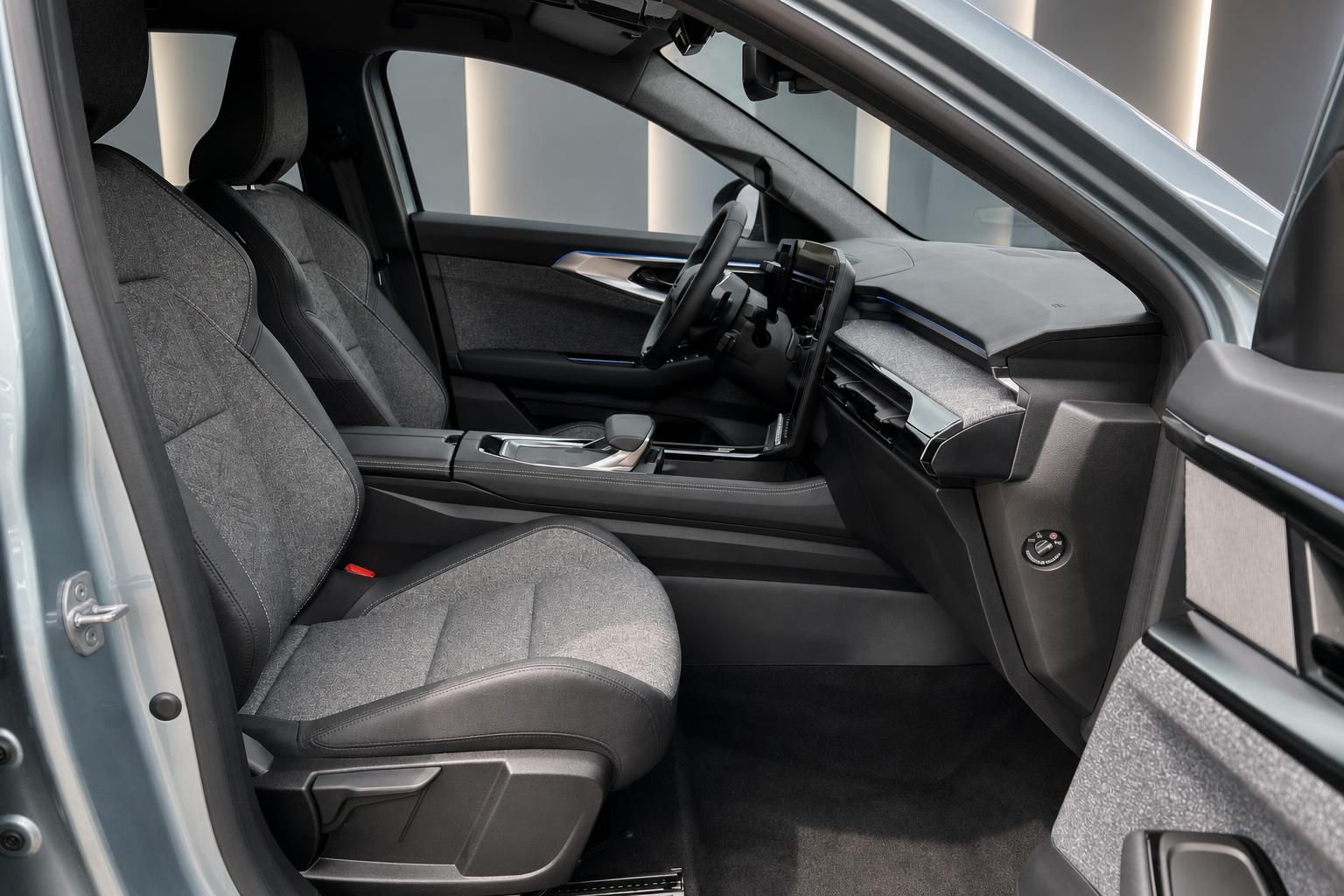 Renault Innenraum Vordersitze grau mit Blick auf Cockpit und Armaturenbrett von Fahrerseite