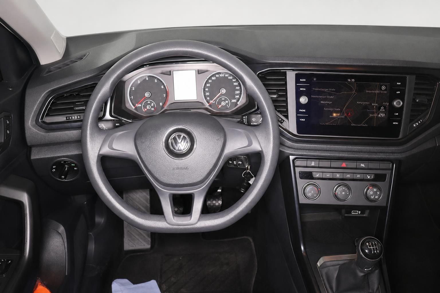 VW Cockpit mit Lenkrad, Navigation und Schaltknauf im Innenraum