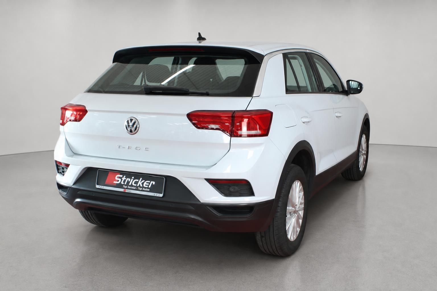 VW T-Roc weiß Heckansicht mit Kennzeichenhalter Stricker