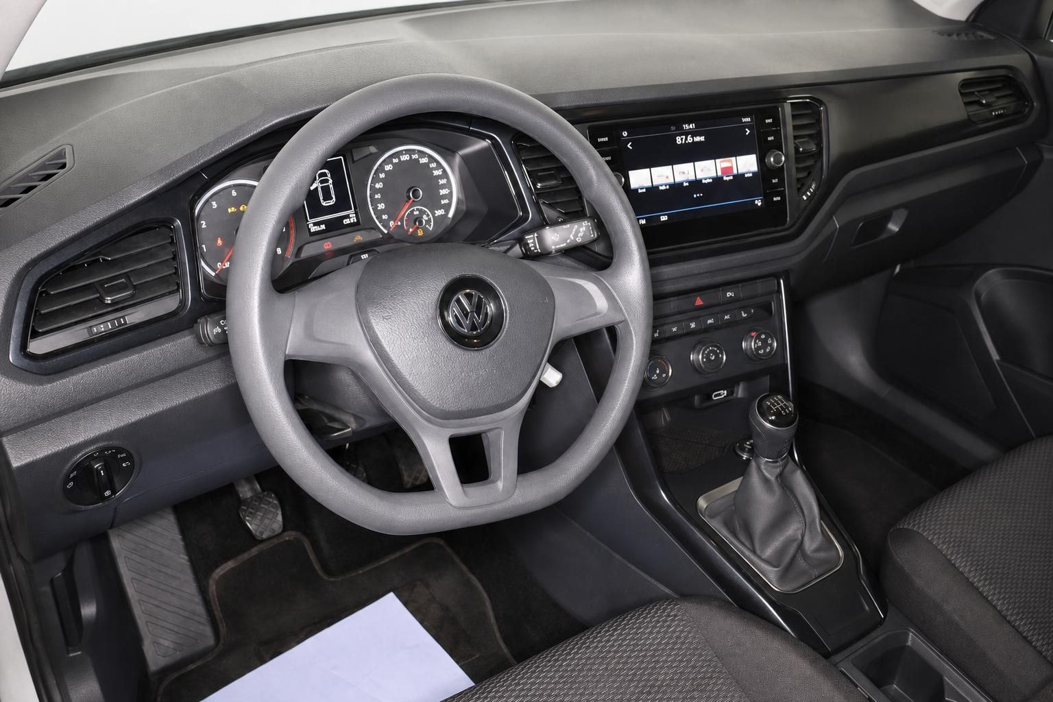 VW Cockpit mit Lenkrad und Infotainment Display Detail