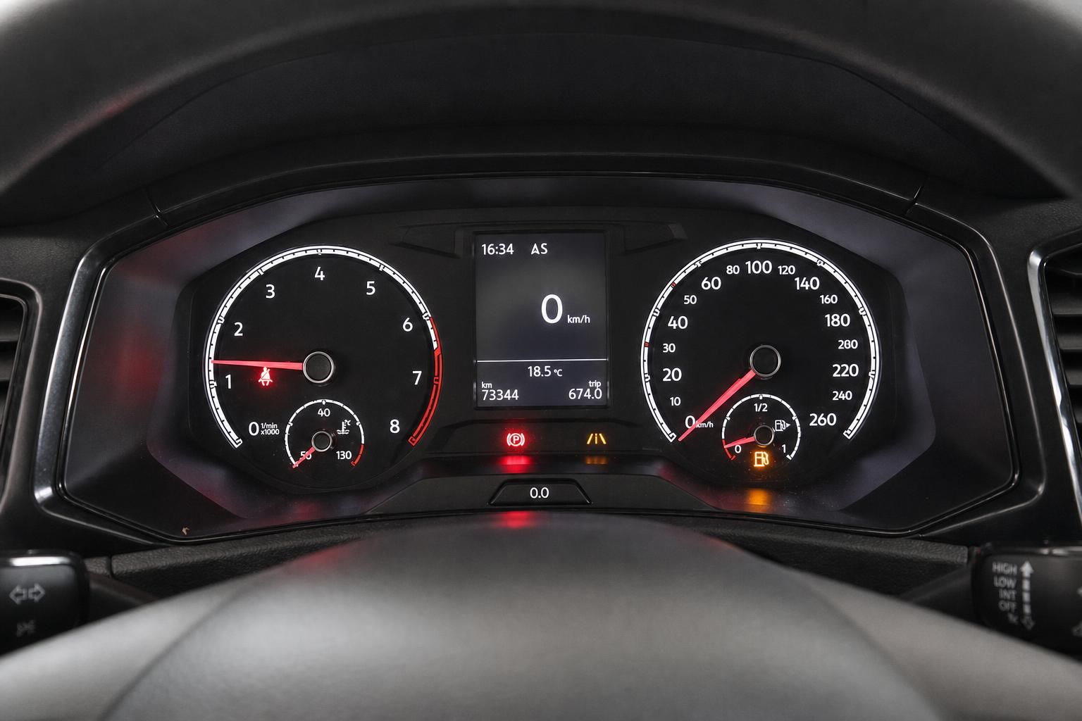 VW Kombiinstrument mit Tacho und Drehzahlmesser im Detail