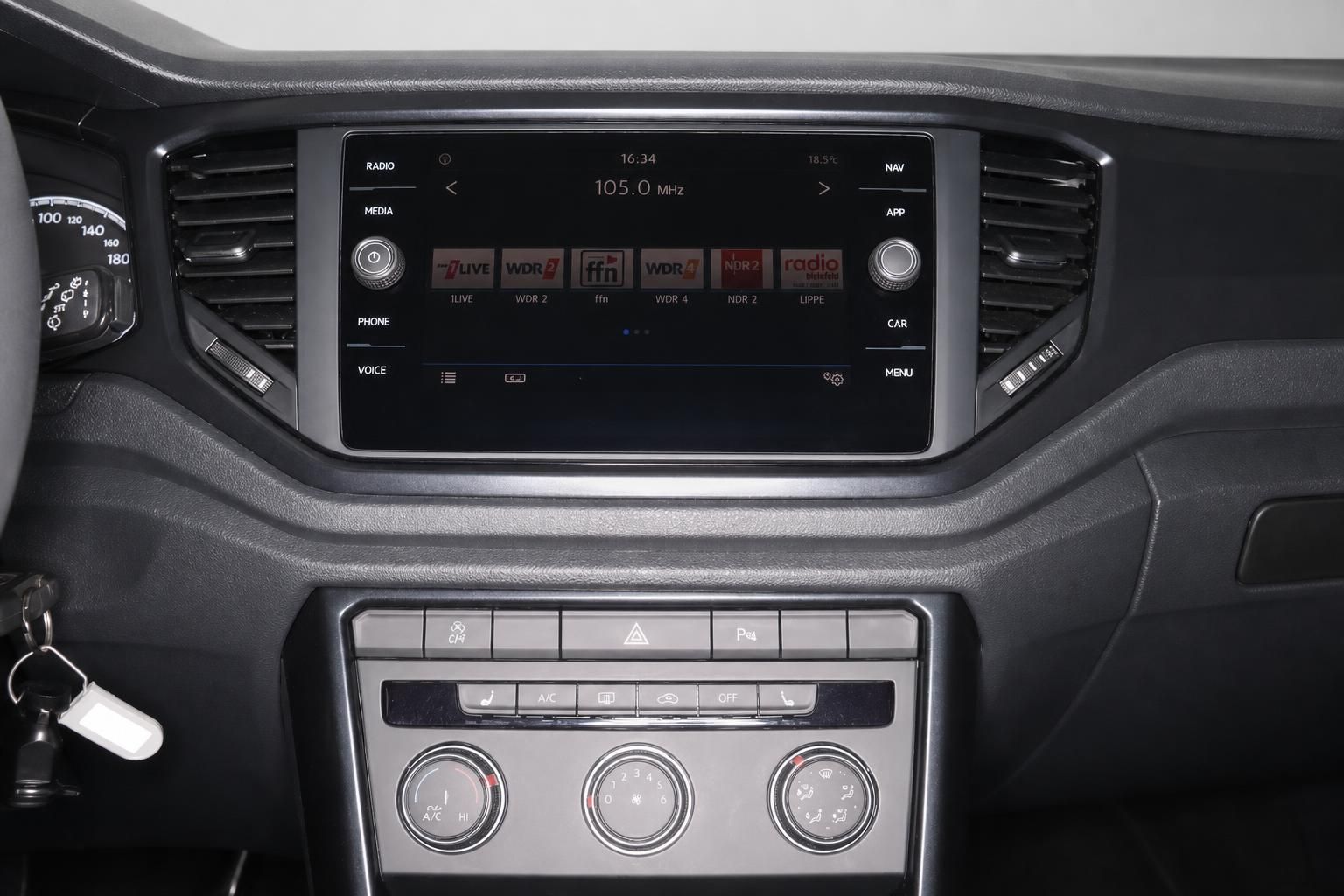 VW Infotainment-Display mit Radiosendern in der Mittelkonsole