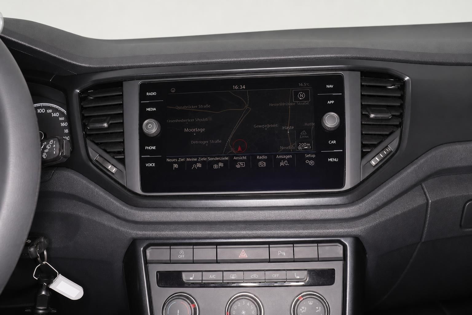 VW Navigationssystem mit Kartenansicht im Cockpit Detail