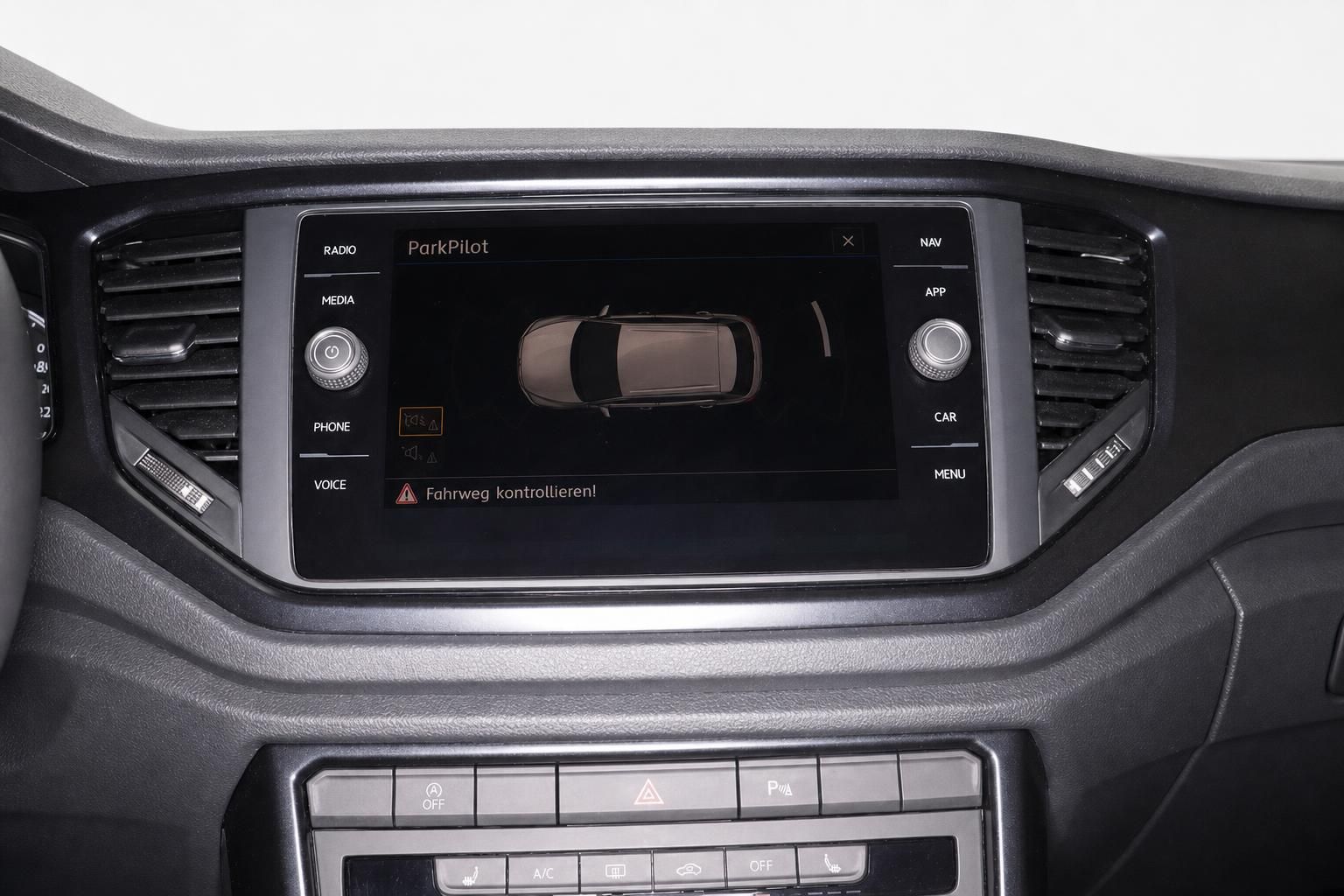 VW Touchscreen mit ParkPilot Ansicht von oben im Innenraum