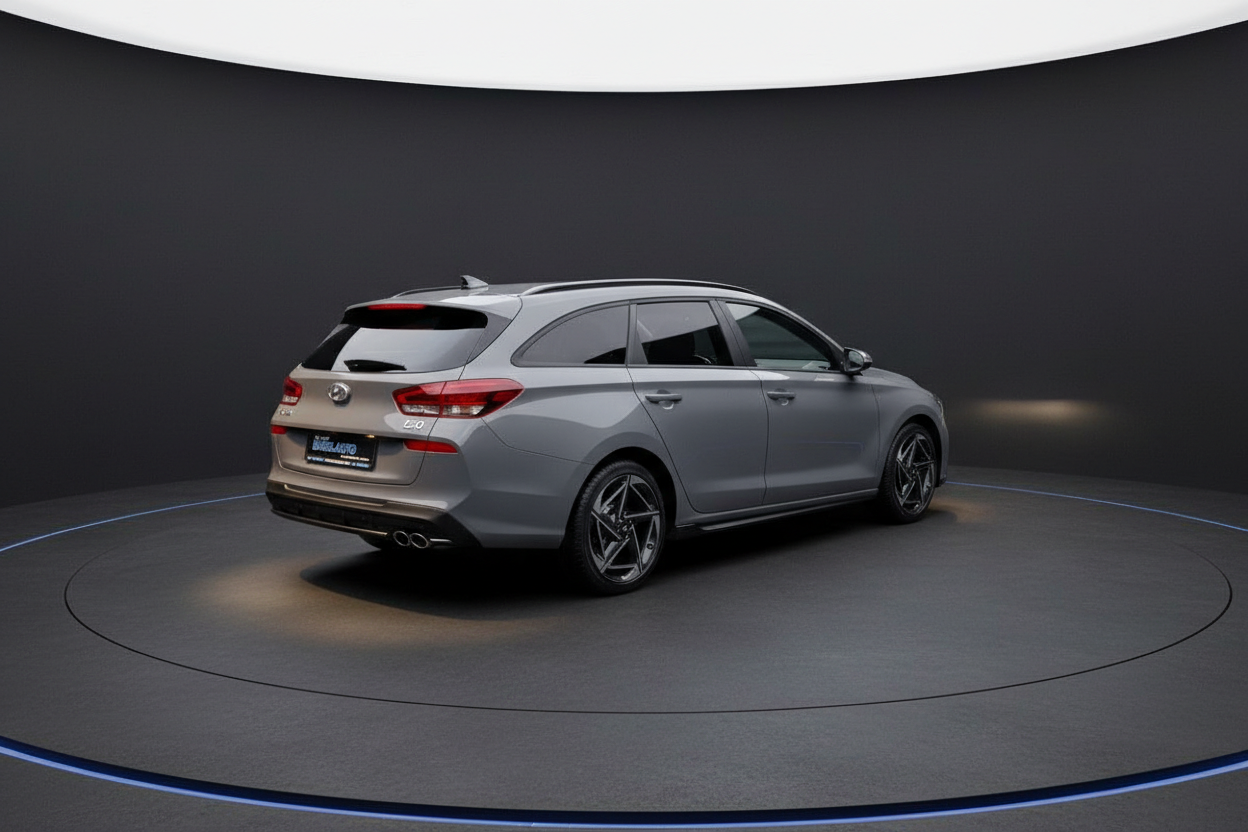 Hyundai i30 Kombi in Grau – Heckansicht mit Sportfelgen im Fotostudio