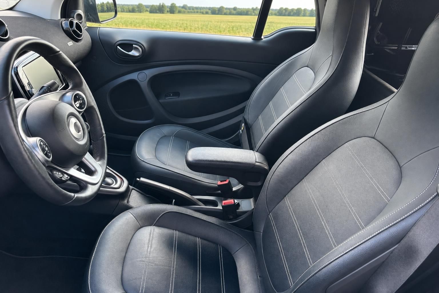 Smart Fortwo Innenraum mit schwarzen Ledersitzen und Cockpit