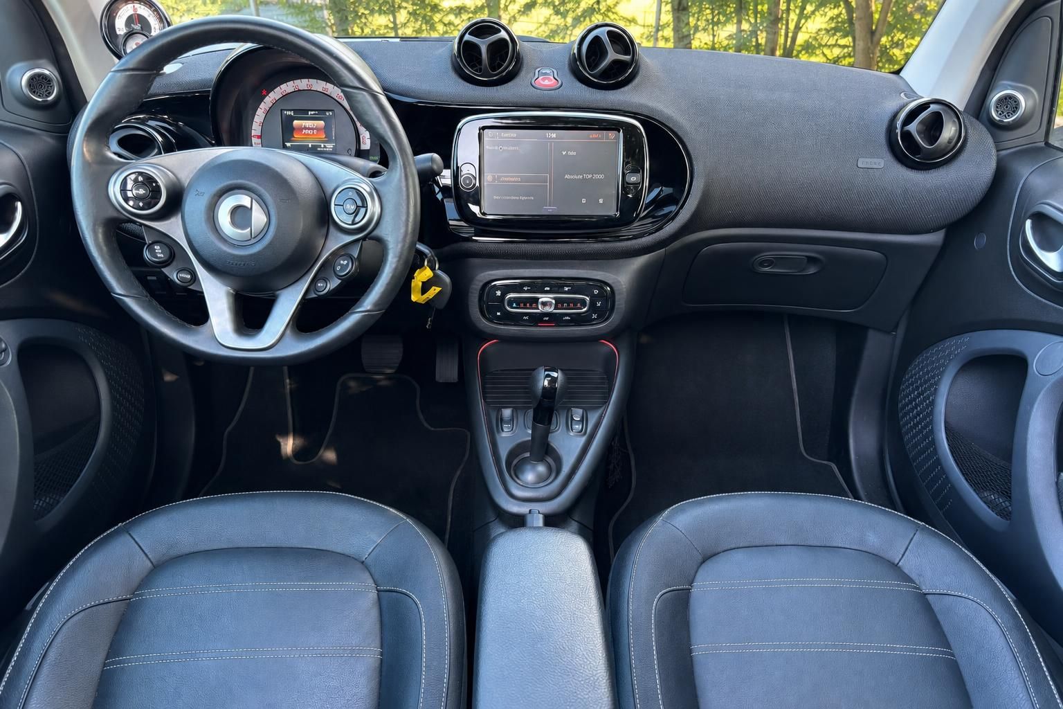 Smart Cabrio Cockpit mit Lenkrad, Navigationssystem und schwarzem Innenraum