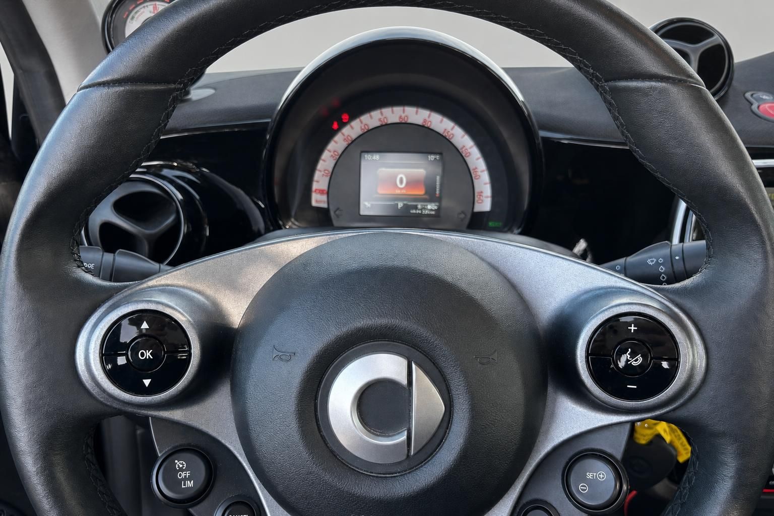 Smart Lenkrad mit Tachometer und Bedienelementen im Nahaufnahme