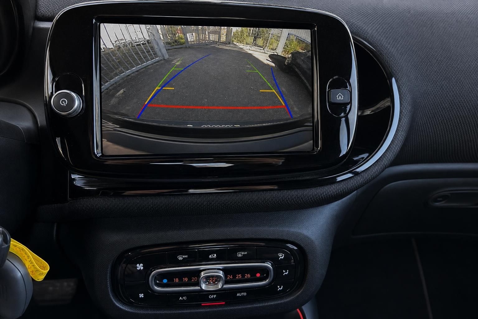 Smart Touchscreen mit Rueckfahrkamera und Klimabedienung im Detail