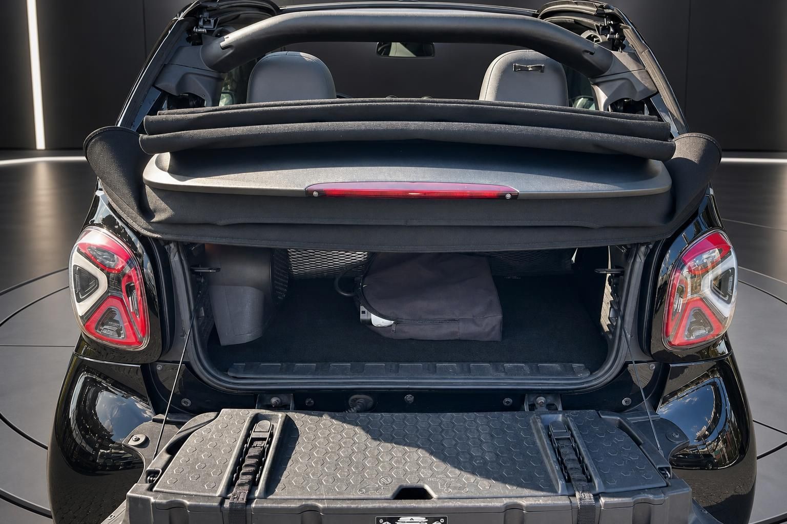 Smart Cabrio Kofferraum mit geoeffnetem Verdeck und Gepaeckablage