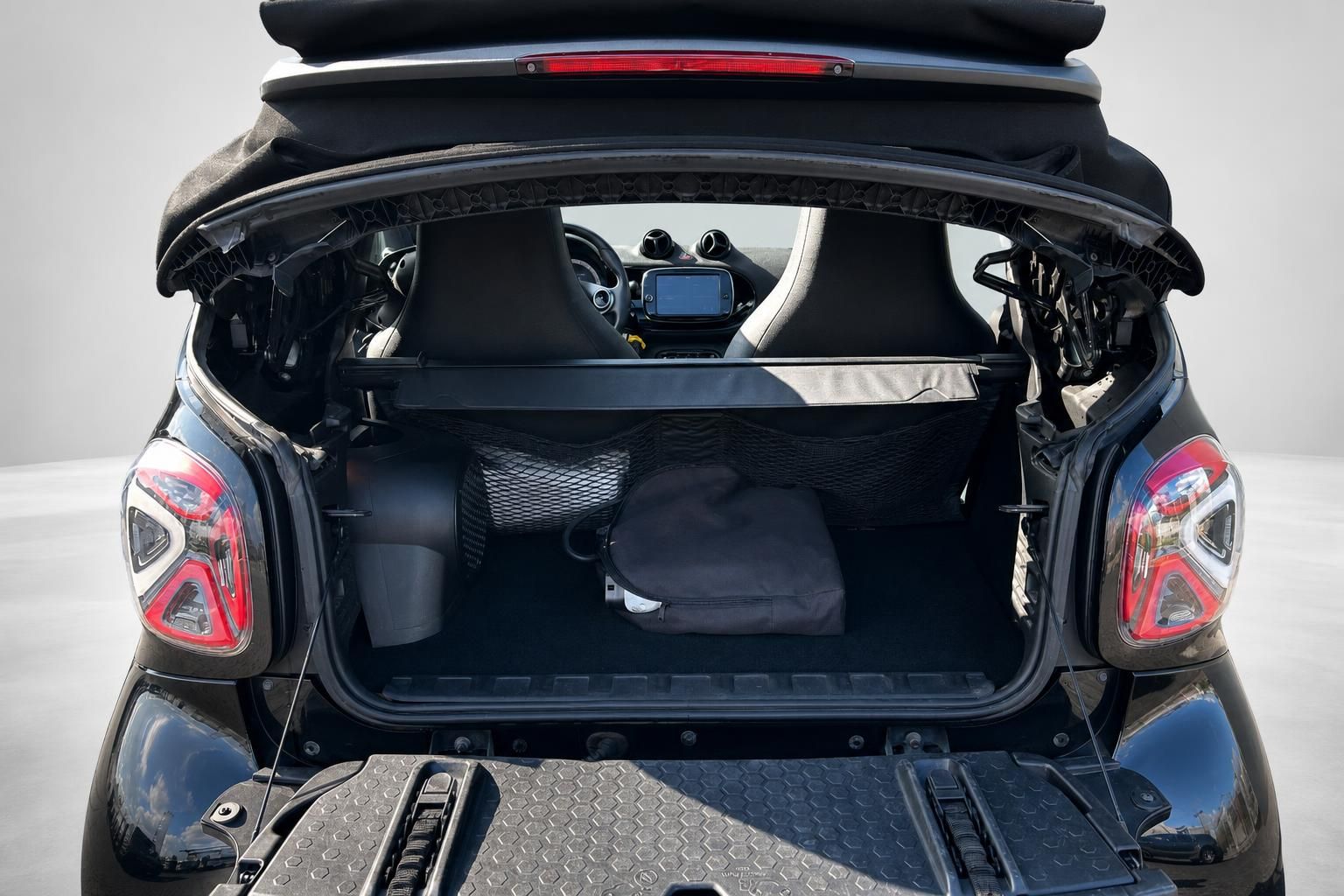 Smart Cabrio Kofferraumansicht mit Blick durch das Fahrzeug zum Cockpit