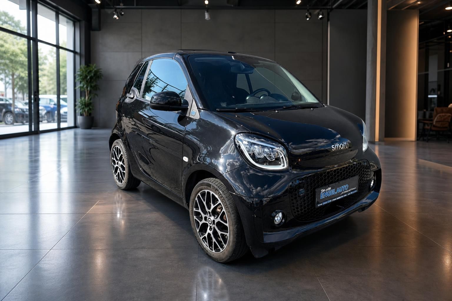 Smart ForTwo schwarz Frontansicht schraeg im Showroom