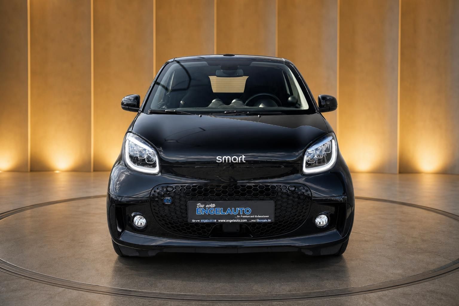 Smart ForTwo Cabrio schwarz Frontansicht im Showroom