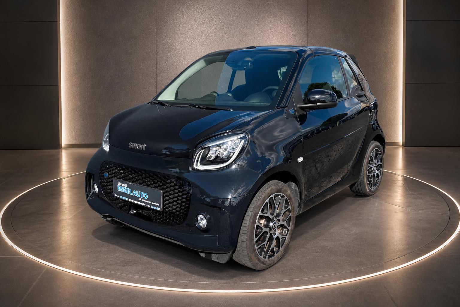 Smart ForTwo dunkelblau Frontansicht schraeg im Autohaus