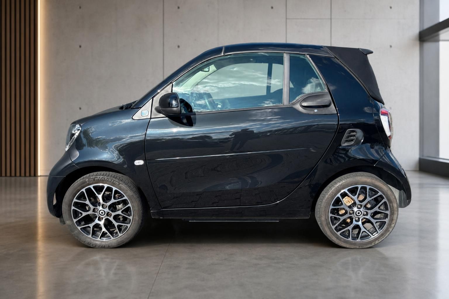 Smart ForTwo Cabrio dunkelblau Seitenansicht mit Stoffdach