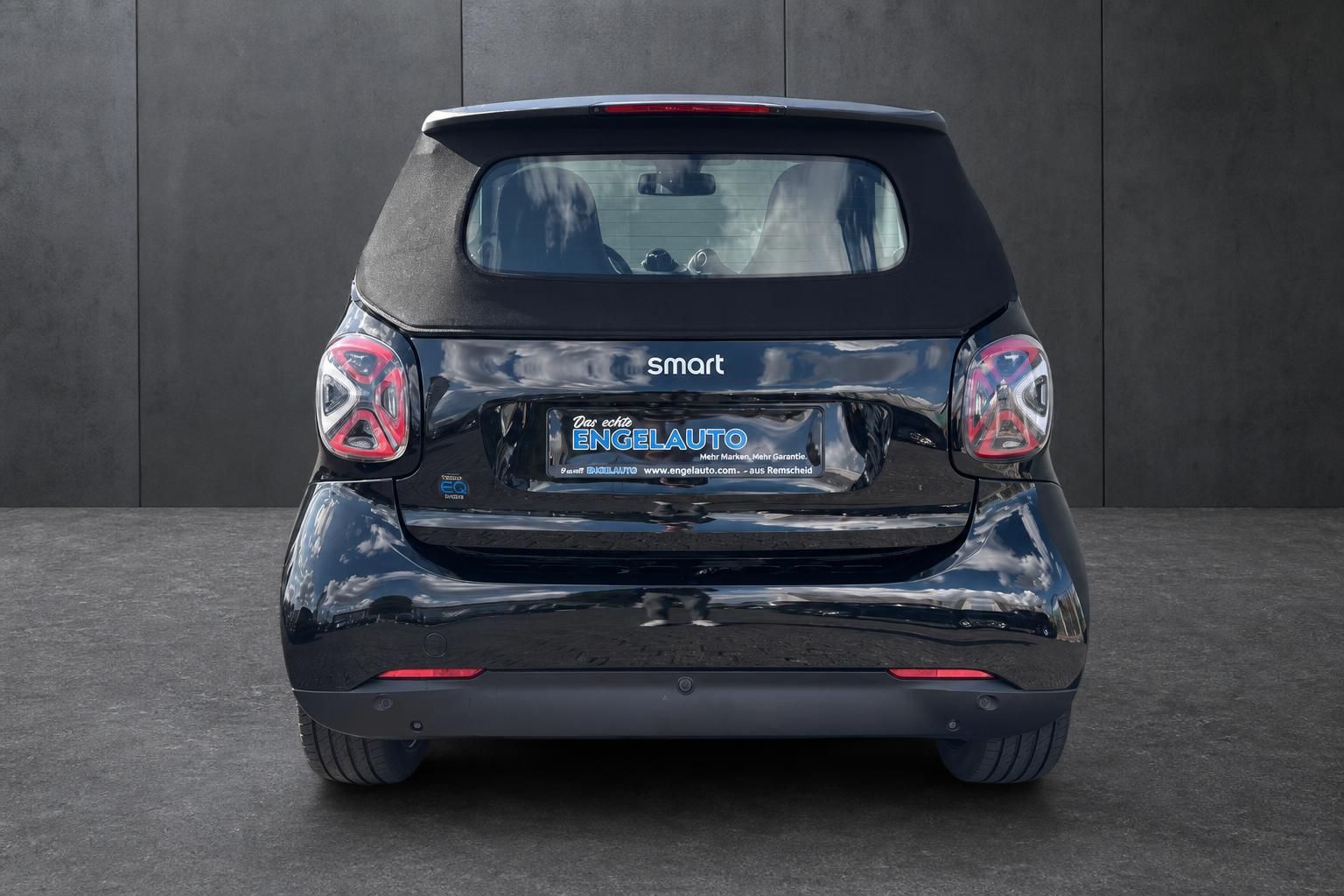Smart Fortwo Cabrio schwarz Heckansicht mit geschlossenem Verdeck