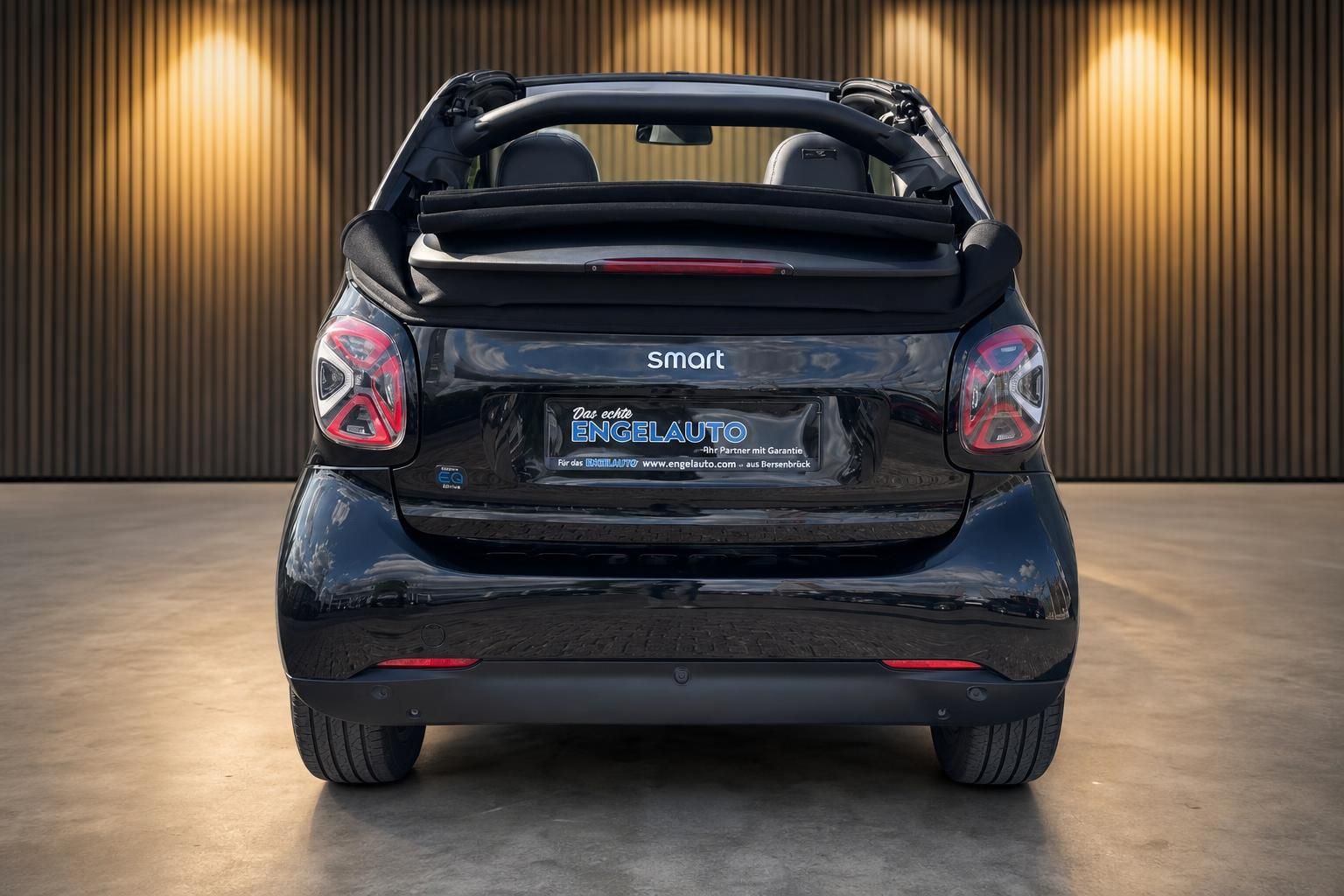 Smart Fortwo Cabrio schwarz Heckansicht mit offenem Verdeck