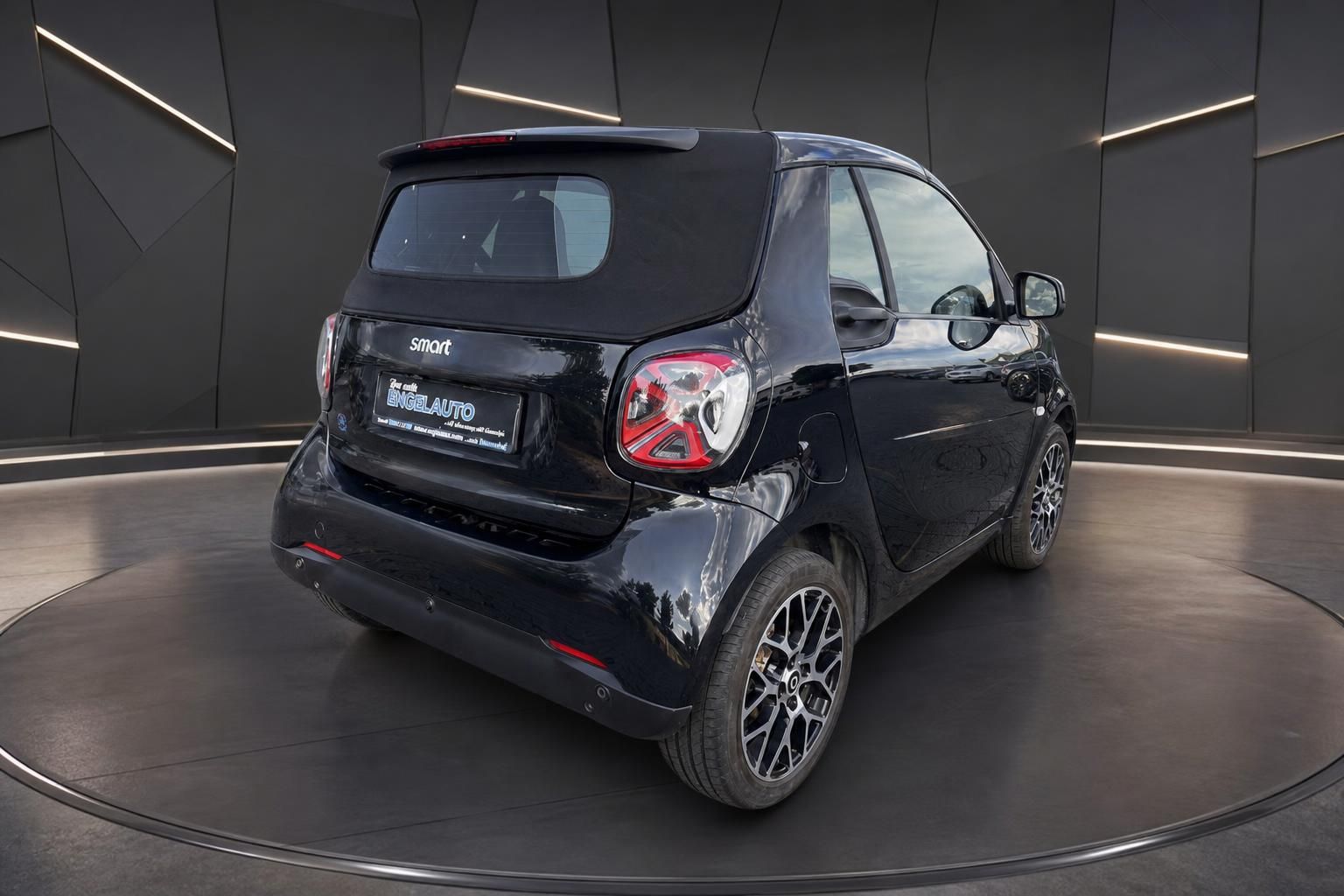 Smart Fortwo Cabrio schwarz Heckansicht auf Drehbühne