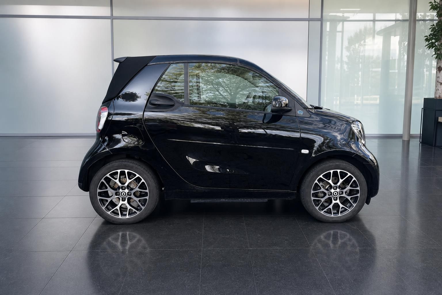 Smart Fortwo Cabrio schwarz Seitenansicht im Showroom