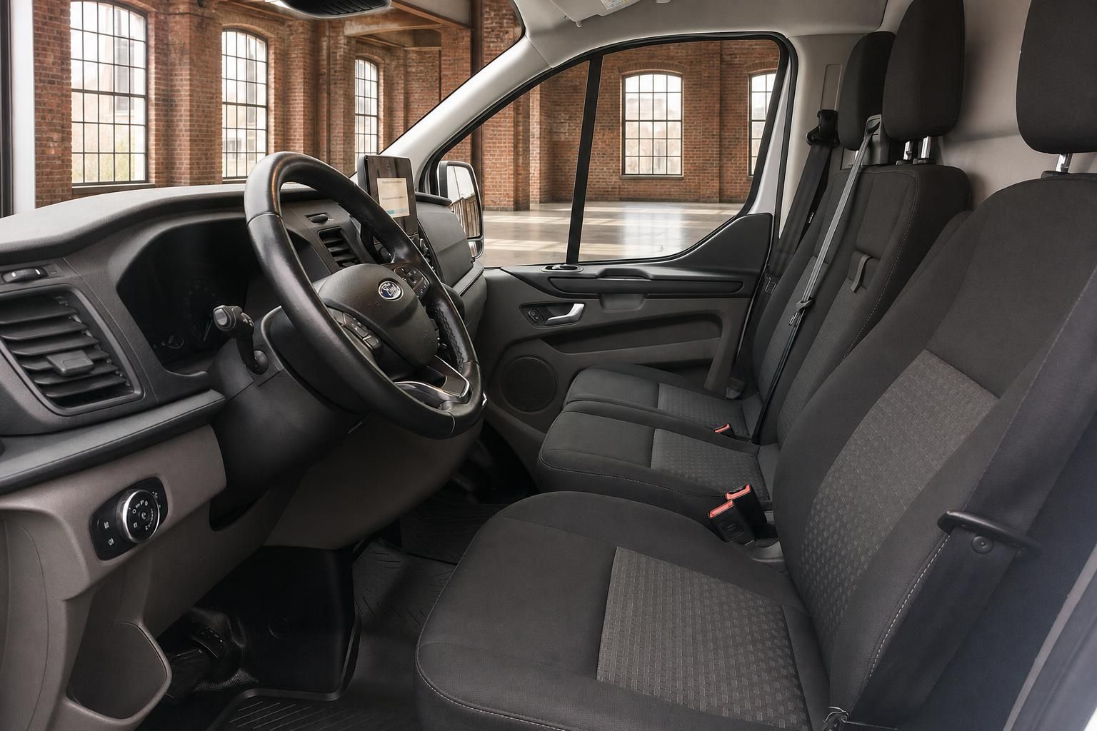 Ford Transit Custom Innenraum mit Vordersitzen und Cockpit