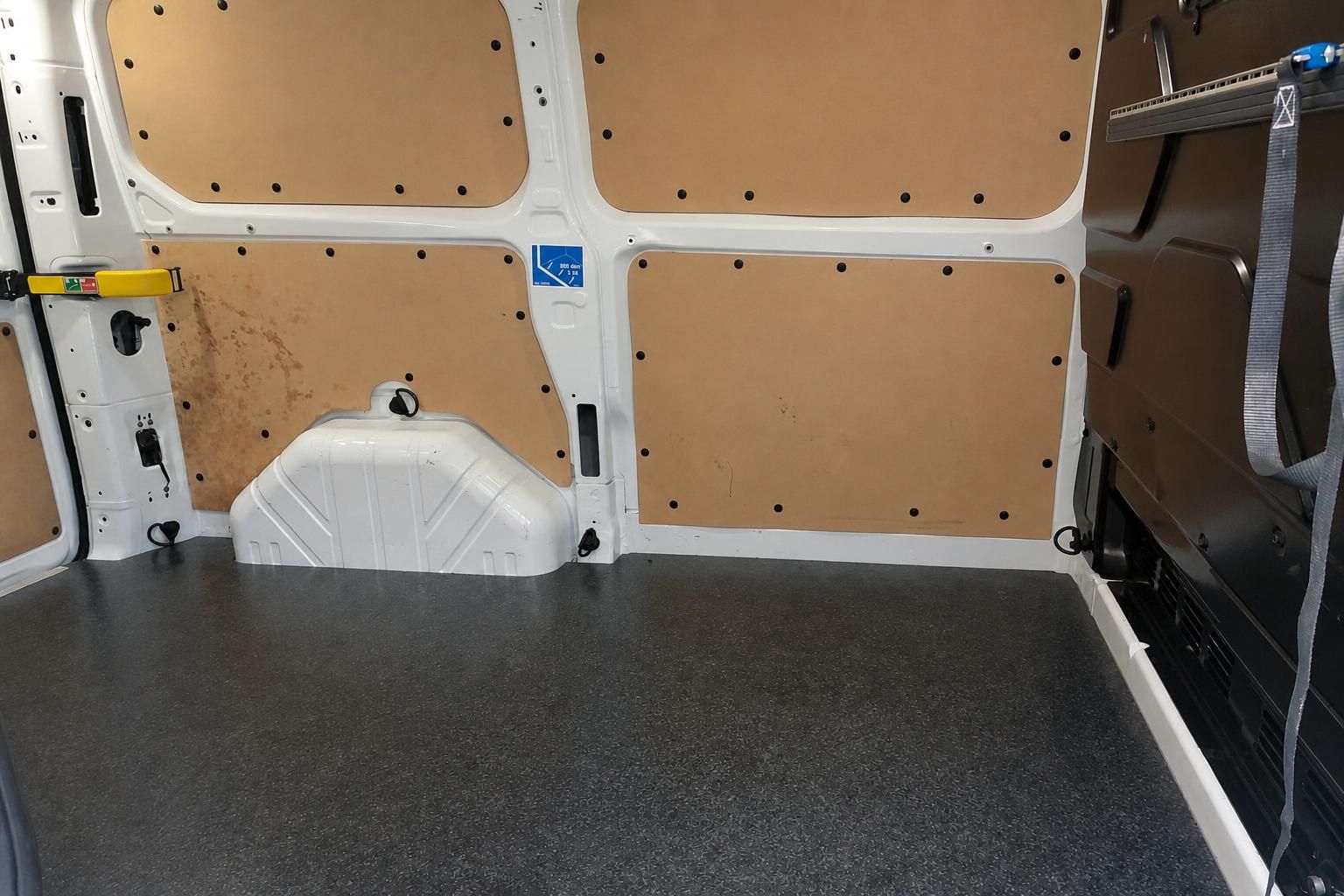 Leerer Laderaum eines Transporters mit Holzverkleidung und Zurrösen
