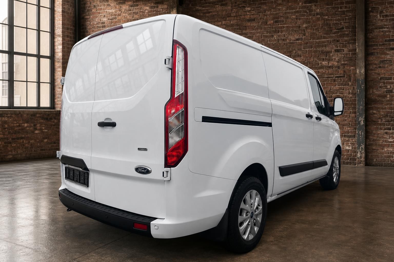 Ford Transit Custom weiß Kastenwagen Heckansicht in Industriehalle