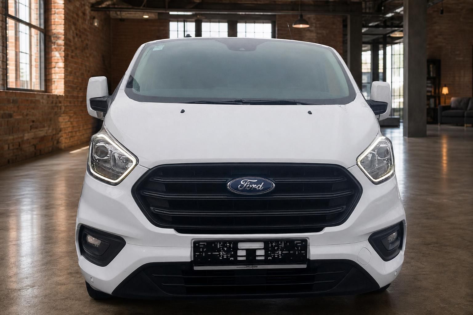Ford Transit Custom weiß Frontansicht in Loft-Showroom