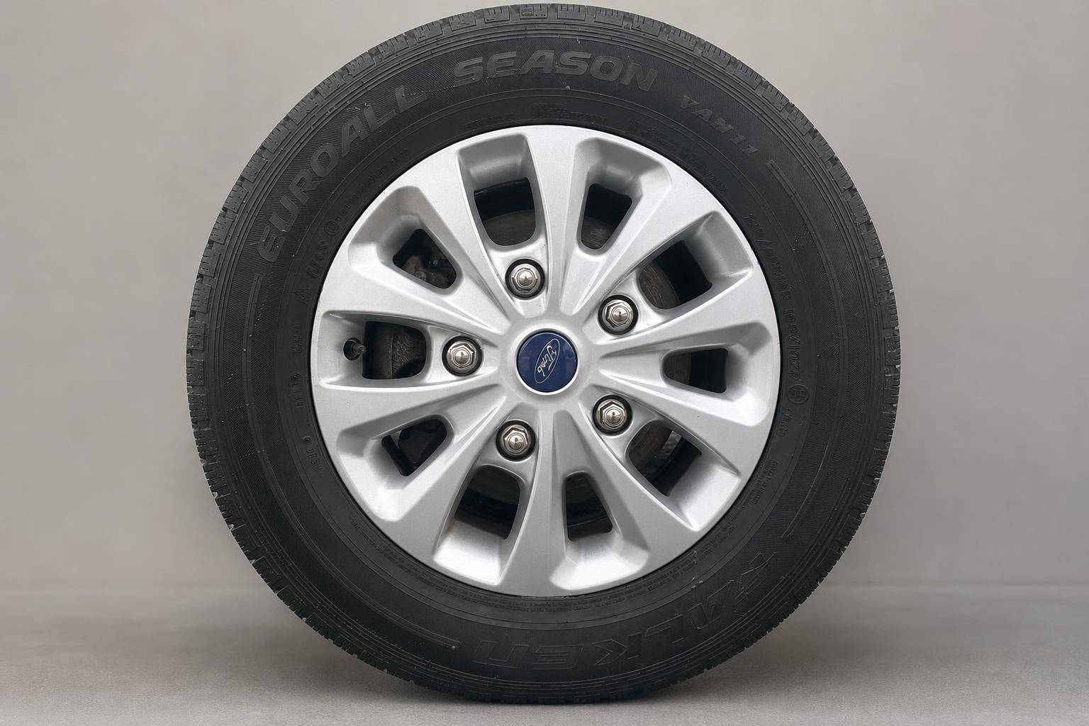 Ford Leichtmetallfelge mit Reifen Detailansicht Nahaufnahme