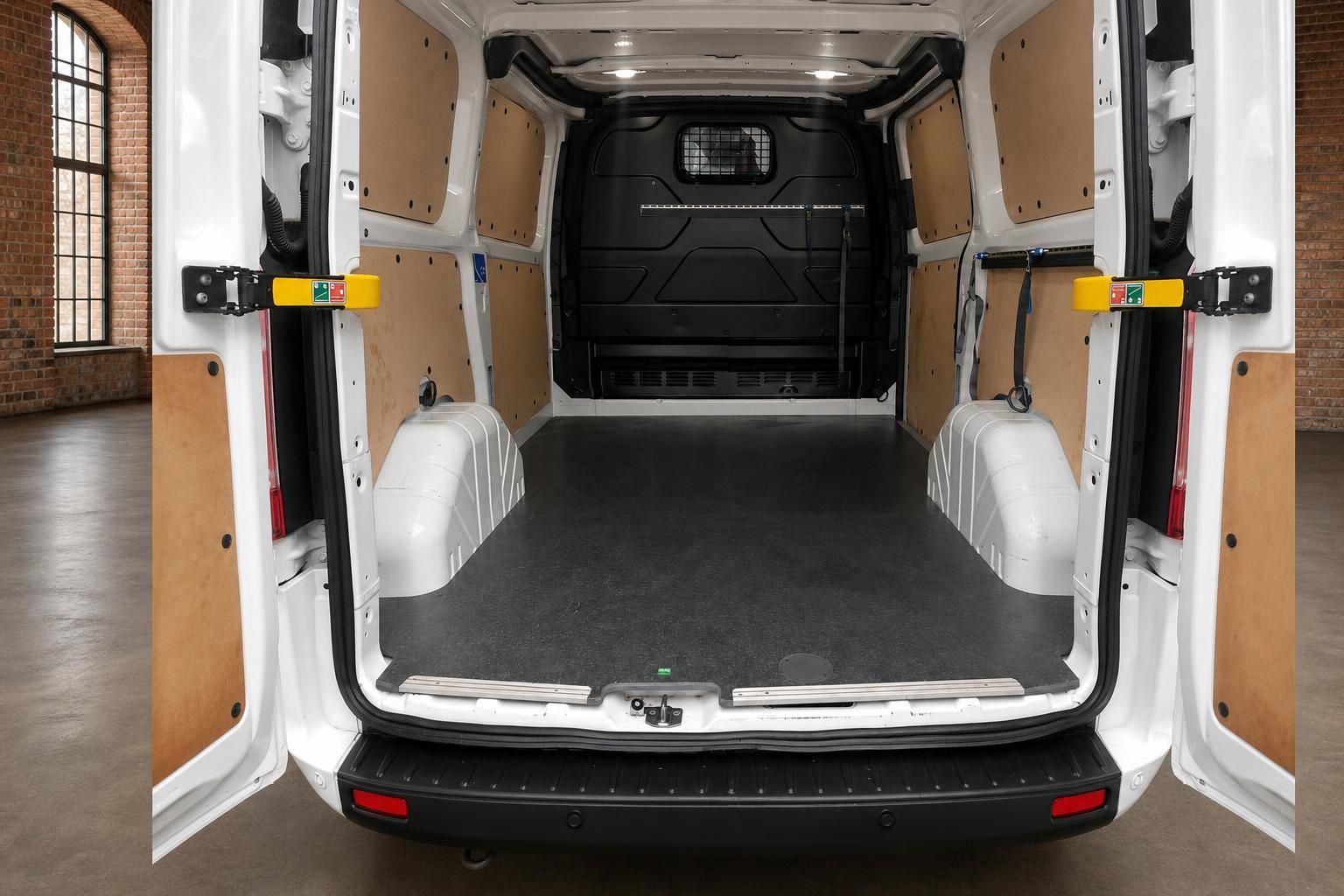 Ford Transit Custom Laderaum leer geöffnete Hecktüren