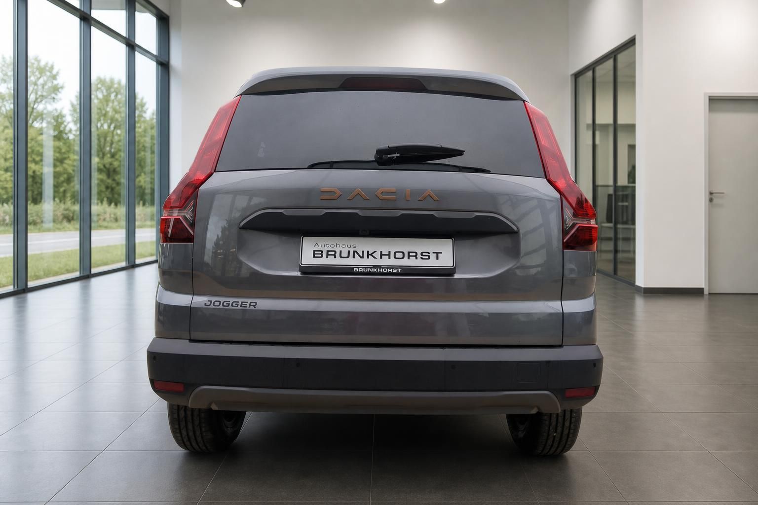 Dacia Jogger Heckansicht grau metallic mit Händlerkennzeichen im Autohaus
