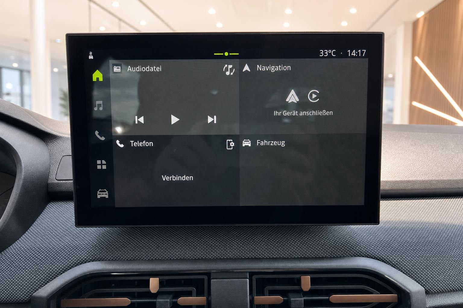 Infotainment-Bildschirm im Dacia mit Navigation und Telefon-Menü