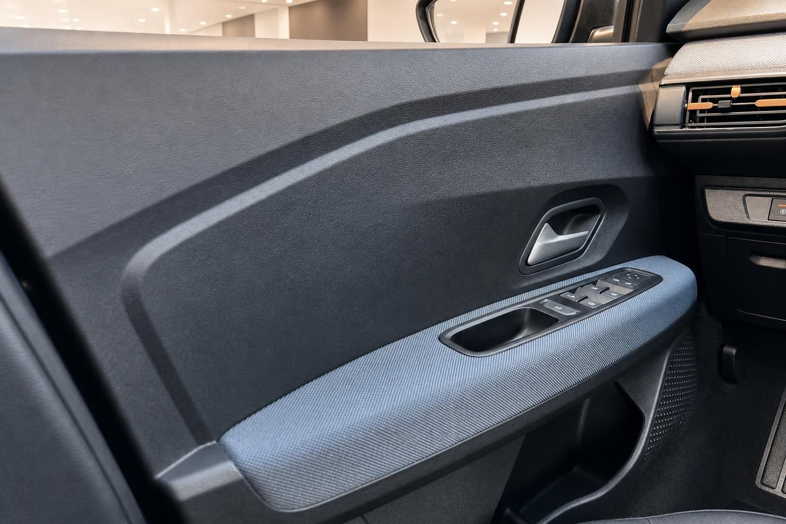 Türverkleidung im Dacia mit Fensterheber-Bedienelementen im Detail