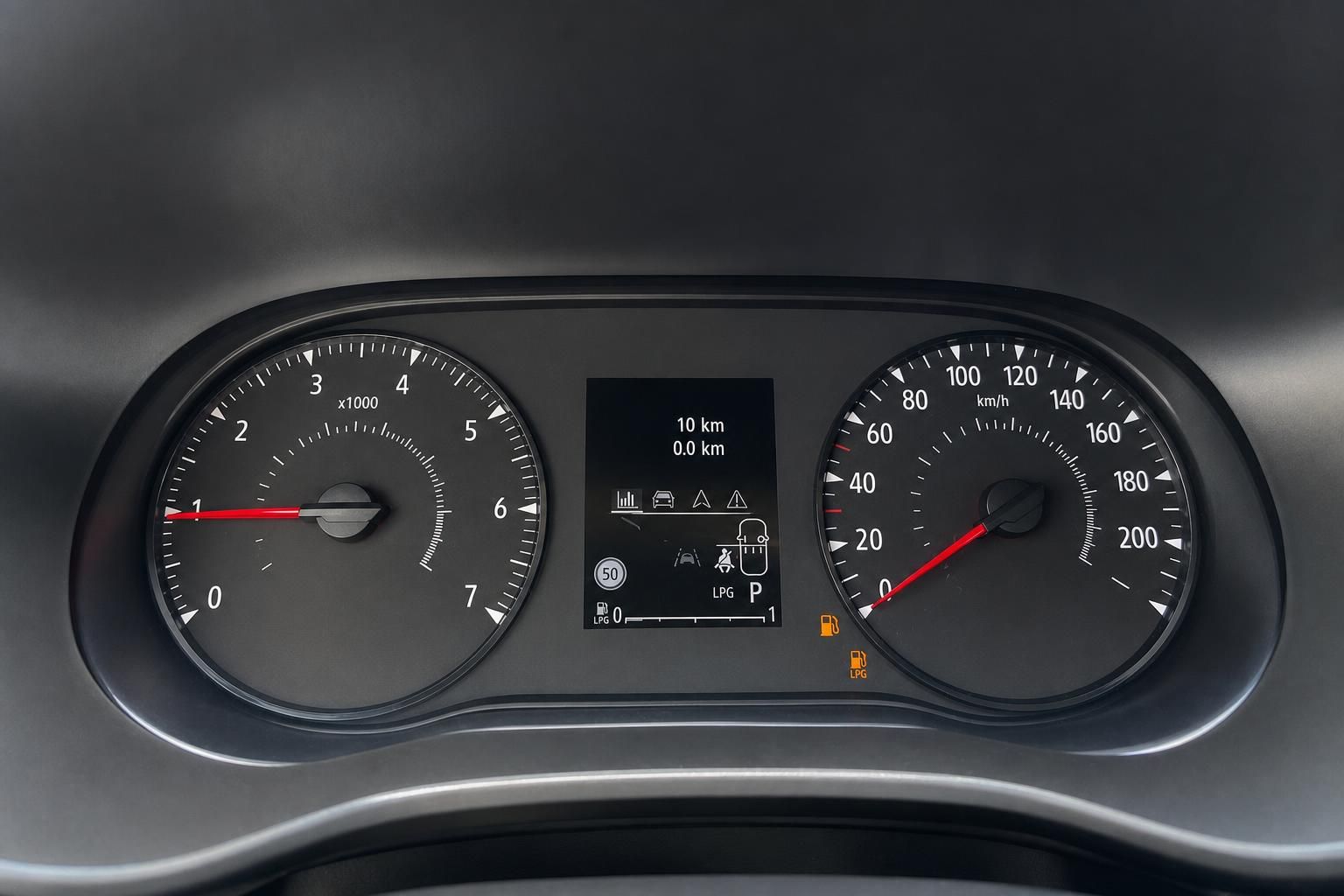 Cockpit-Anzeige mit Tacho und Drehzahlmesser im Fahrzeug