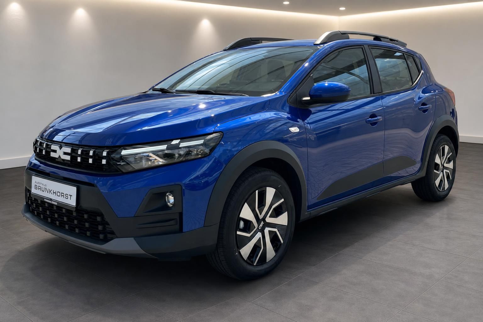 Dacia Sandero Stepway blau, Seitenansicht im Showroom