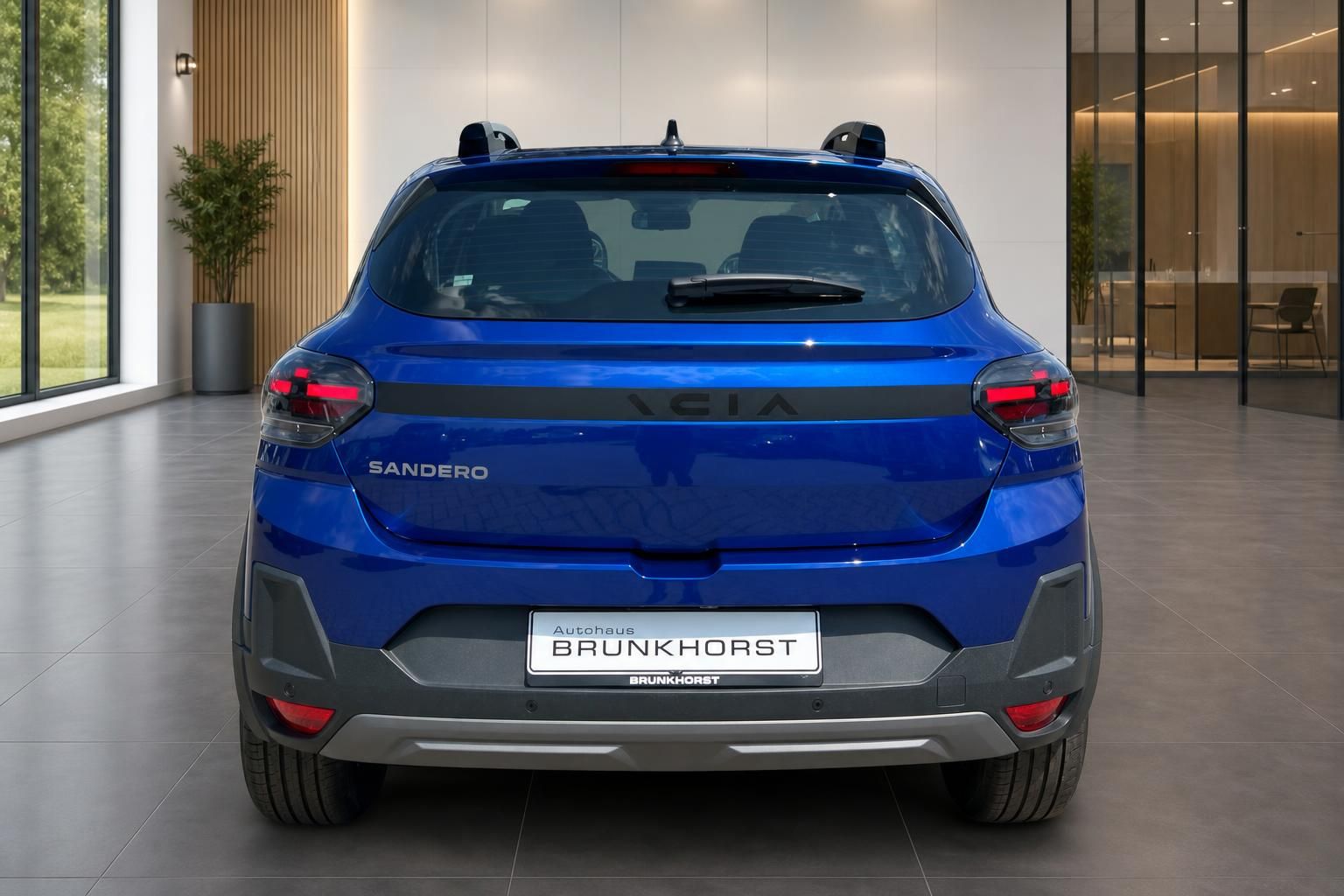 Dacia Sandero blau, Heckansicht im Autohaus Brunkhorst