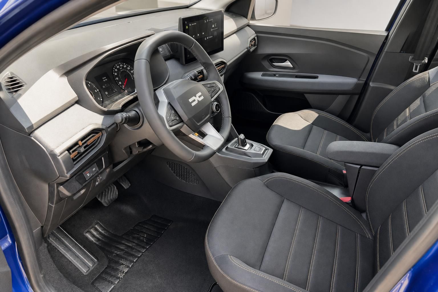 Dacia Sandero Innenraum mit Vordersitzen und Armaturenbrett