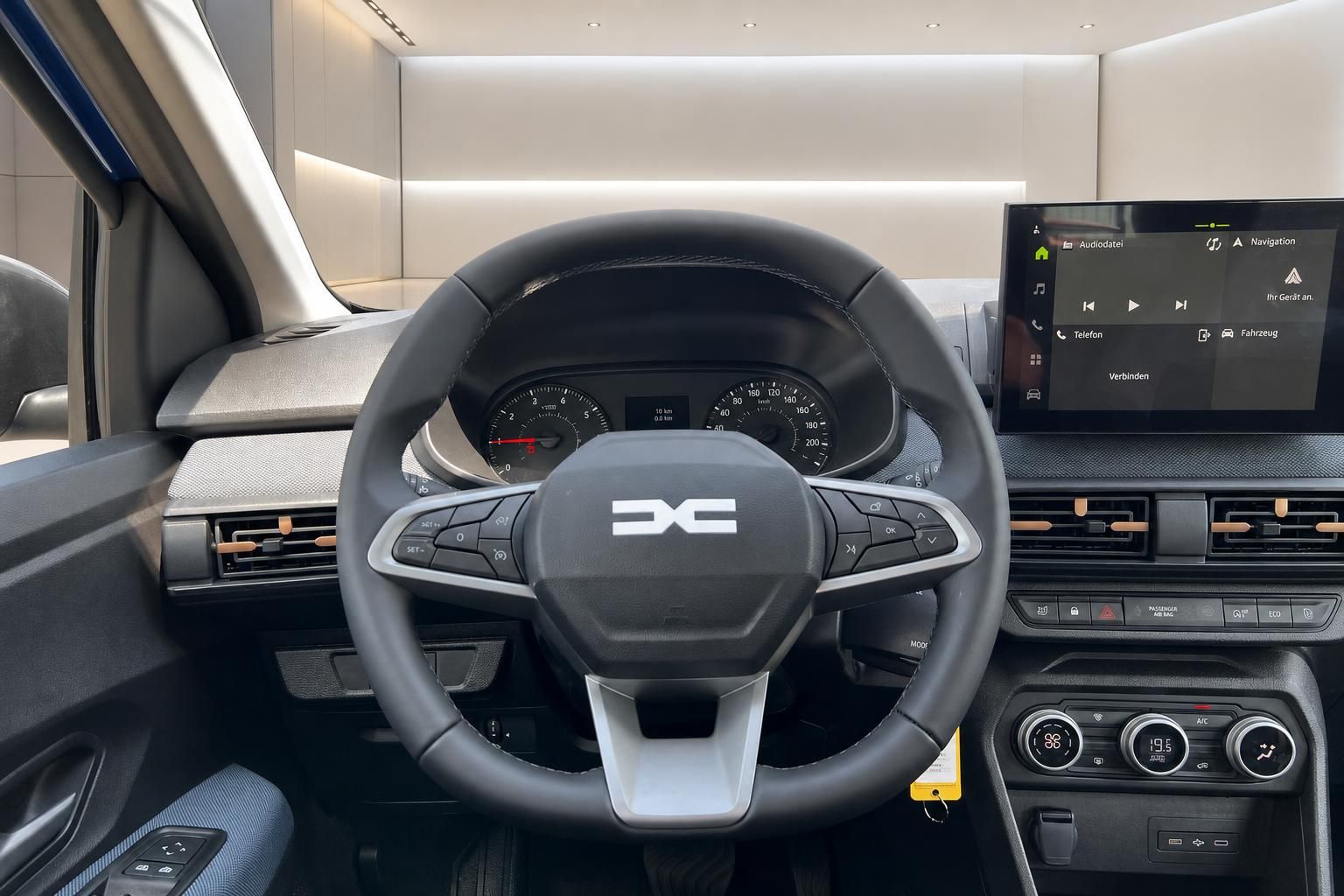 Dacia Cockpit mit Lenkrad, Tacho und Infotainment-Display im Innenraum