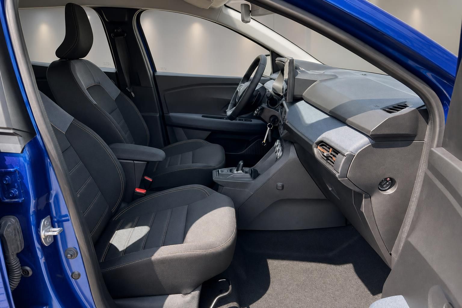 Blauer Dacia Innenraum mit Vordersitzen und Armaturenbrett im Detail