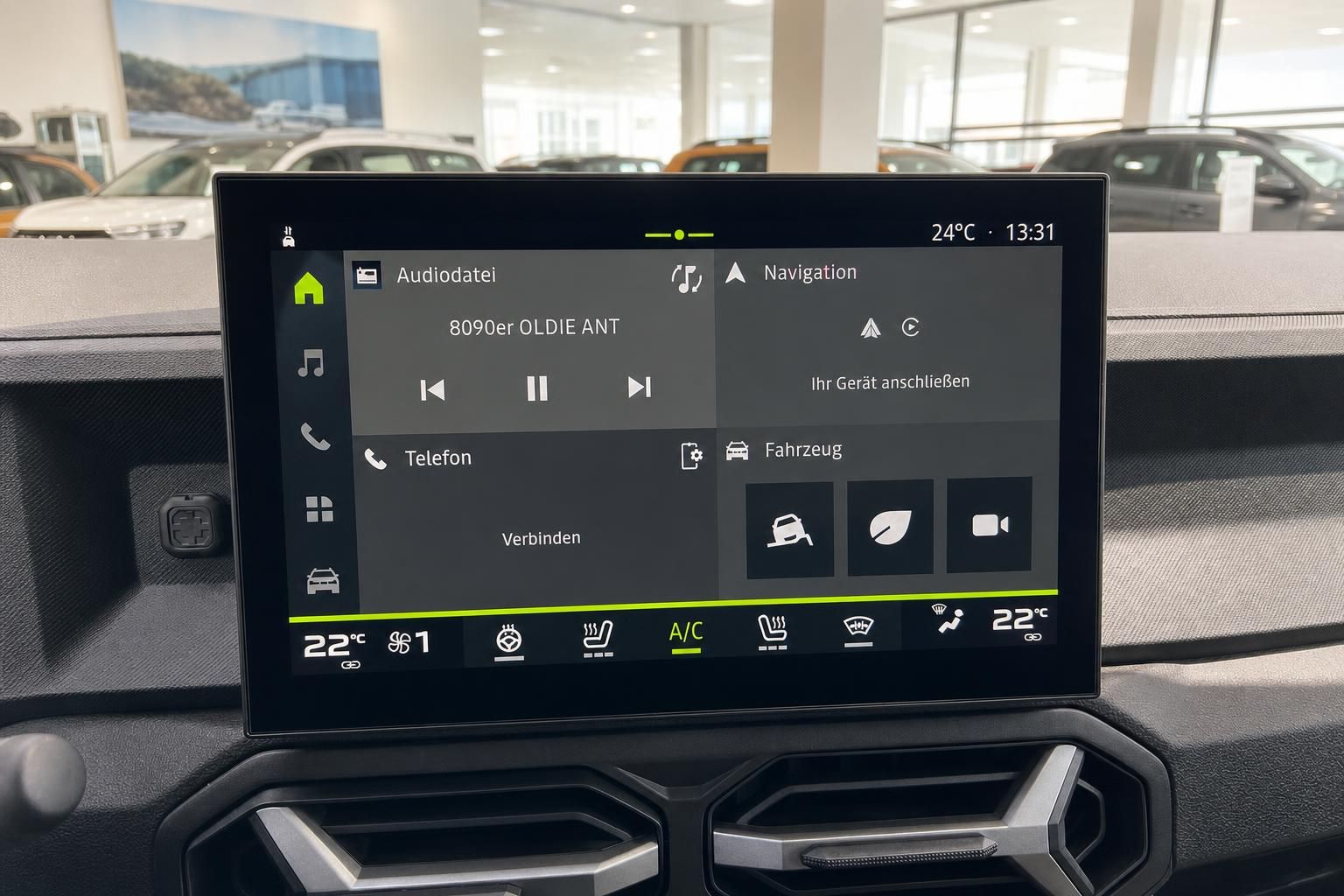 Infotainment-Touchscreen mit Navigation und Klimabedienung